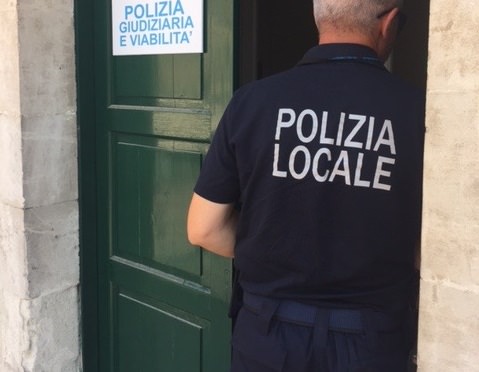 Perseguita “vigilessa” per mesi e le riga la macchina: arrestato pensionato