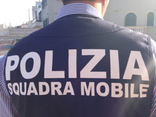 Irrompono armati e a volto coperto in un centro scommesse e minacciano donna: arrestati due fratelli