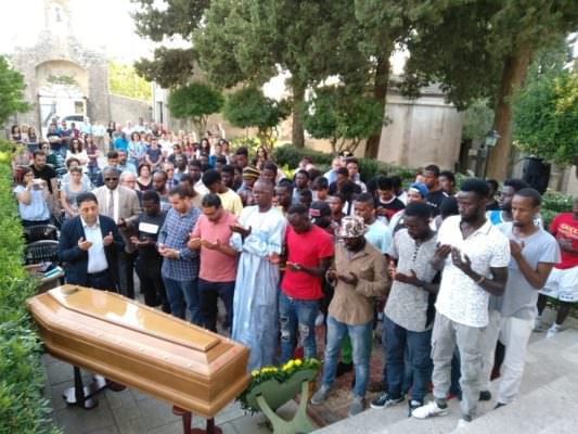 Muore in mare dopo un malore, l’ultimo saluto al senegalese Ndour Samba Kane: celebrati i funerali nel Ragusano
