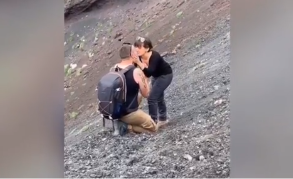 “Cara, mi vuoi sposare?”, turista chiede la mano della fidanzata sull’Etna – VIDEO