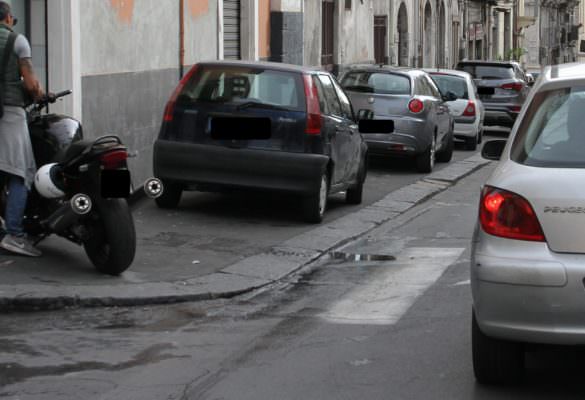Catania, il comitato Terranostra denuncia: “Via Vittorio Emanuele II in preda all’inciviltà e al parcheggio selvaggio”