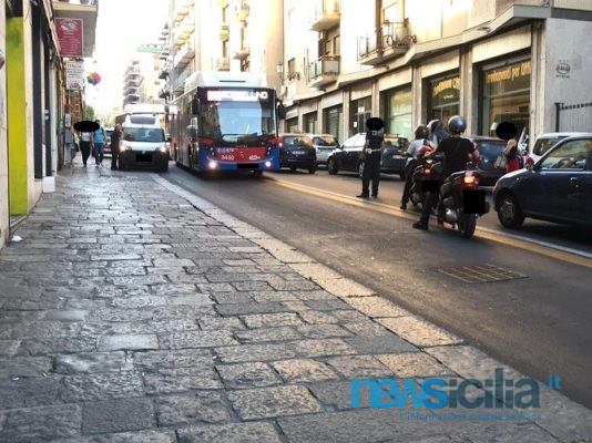 Traffico in tilt in via Etnea, conducente lascia auto in doppia fila e blocca l’intera circolazione – FOTO