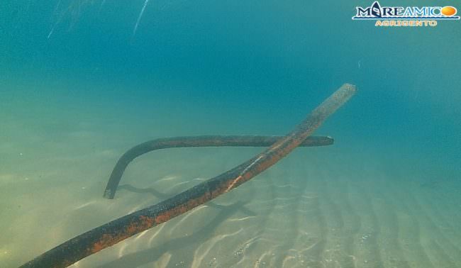 Chiosco fatto a pezzi e gettato in mare, scatta il divieto di balneazione – FOTO e VIDEO