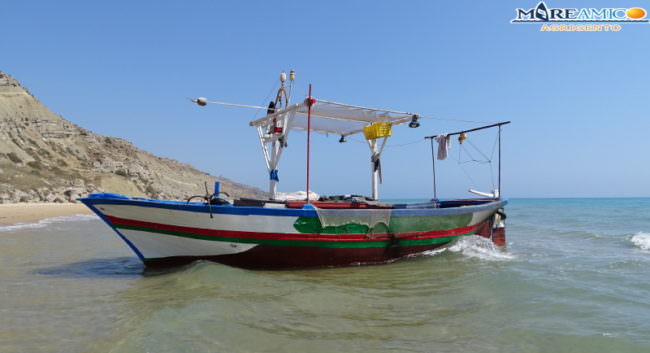 Migranti sbarcati a Siculiana, ecco la barca arrivata sulle coste agrigentine – FOTO e VIDEO