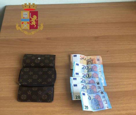 Entrano in un negozio del centro per elemosinare e rubano portafoglio: due persone in manette