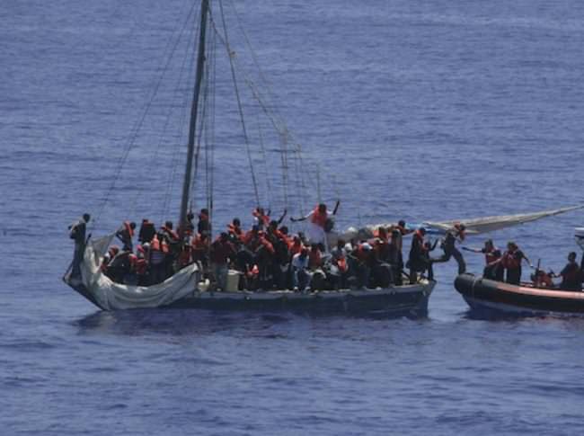 NAUFRAGIO AL LARGO DELLE COSTE TUNISINE, 80 DISPERSI