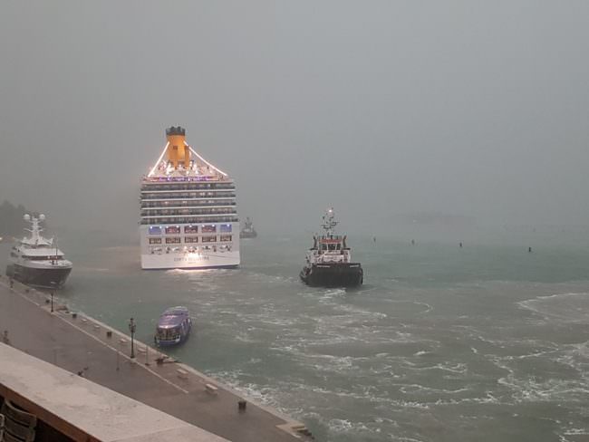 NAVE DA CROCIERA SBANDA A VENEZIA E RISCHIA INCIDENTE