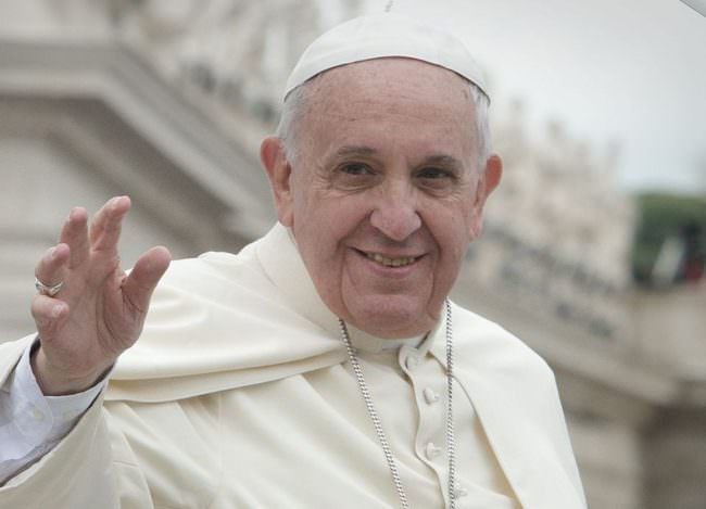 PAPA “I MIGRANTI DEVONO ESSERE AIUTATI, NESSUNO PUO' ESIMERSI”