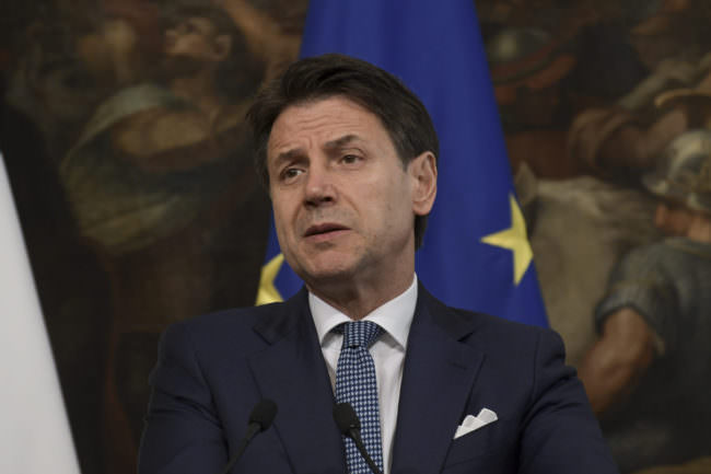 Emergenza Coronavirus, decreto Conte introduce la regola “droplet”: primo caso in Sardegna, i DETTAGLI