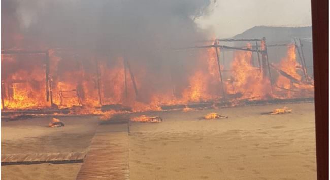 Incendio al viale Kennedy: ipotesi origine dolosa. Lidi già riaperti. Capo nazionale dei vigili del fuoco Dattilo in visita a Catania