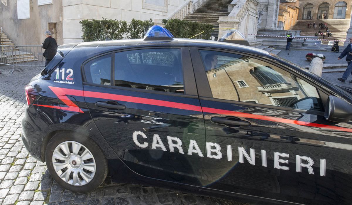 Beccati dai carabinieri mentre smontano auto rubata: quattro giovani arrestati