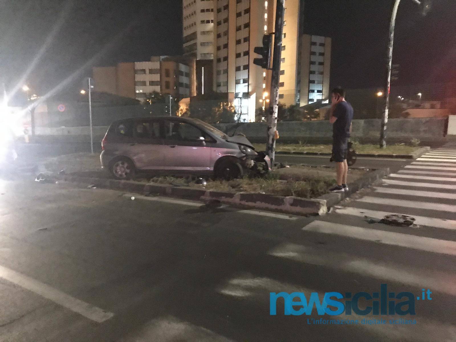 Incidente al Policlinico, ragazza distratta dal cellulare si schianta contro un palo