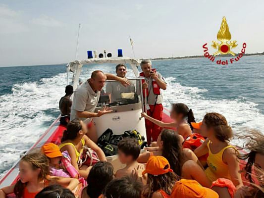 L’inferno di fuoco e la paura, vigili del fuoco eroi alla Playa di Catania: salvato anche un gruppo di bambini