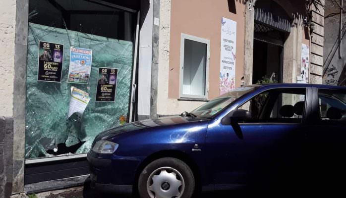 Acireale, perde il controllo del mezzo e finisce contro la vetrina di una bottega di corso Savoia