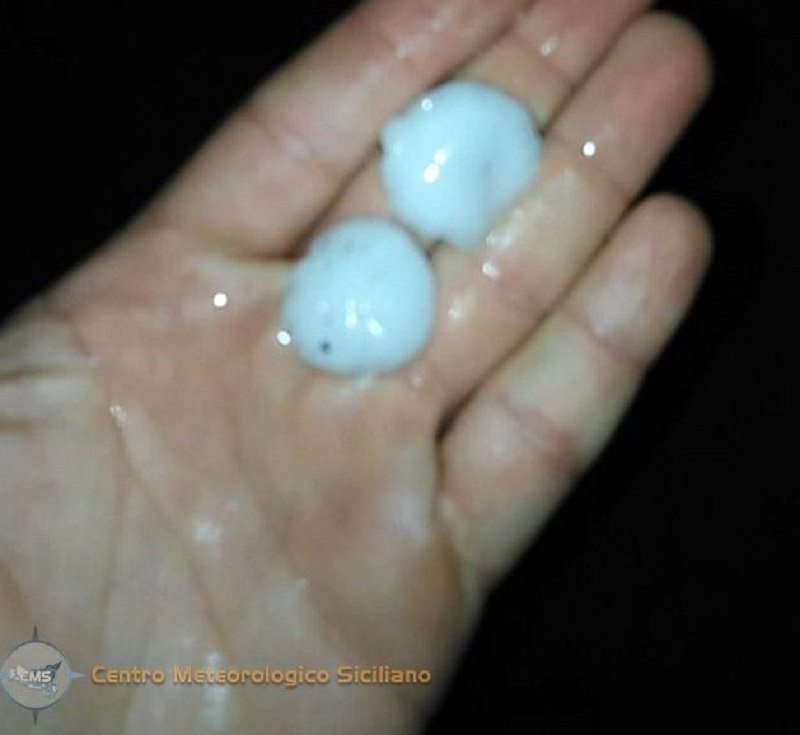 Grandine come sassi e fulmini che “illuminano” la notte: Sicilia colpita da forti temporali – FOTO e VIDEO