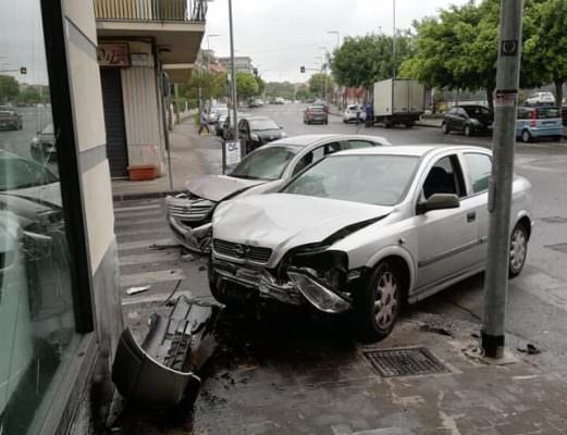 Scontro tra due auto ad Acireale, in frantumi la vetrata di un bar