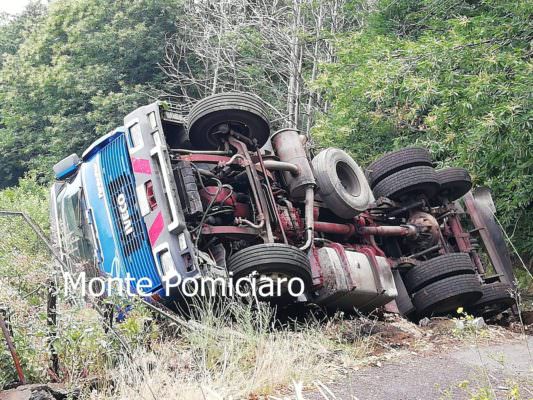 Camion si ribalta nel Catanese, vigili del fuoco e municipale sul posto