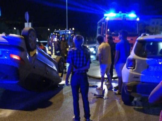 Incidente nella notte, auto sbatte e si ribalta: feriti conducente e passeggero