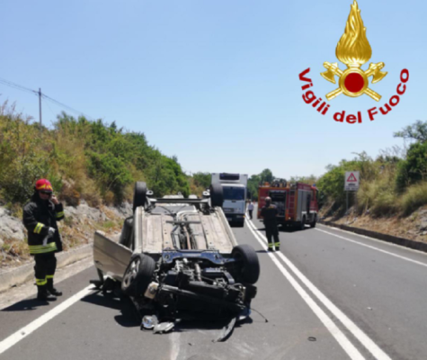 Violento scontro in strada, si ribalta un’auto: uomo estratto dalle lamiere, due feriti in ospedale