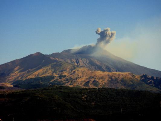 Etna, nuove emissioni di gas dal fianco meridionale dal nuovo cratere di sud est – FOTO