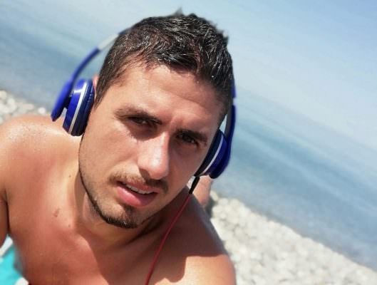 Pestaggio all’uscita dalla discoteca, Gianluca Trimarchi migliora ma non è fuori pericolo: “Forza guerriero” Pestaggio all’uscita dalla discoteca, Gianluca Trimarchi migliora ma non è fuori pericolo: “Forza guerriero”