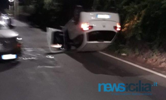 Grave incidente nel Catanese, auto si ribalta: ragazza insanguinata soccorsa dai passanti