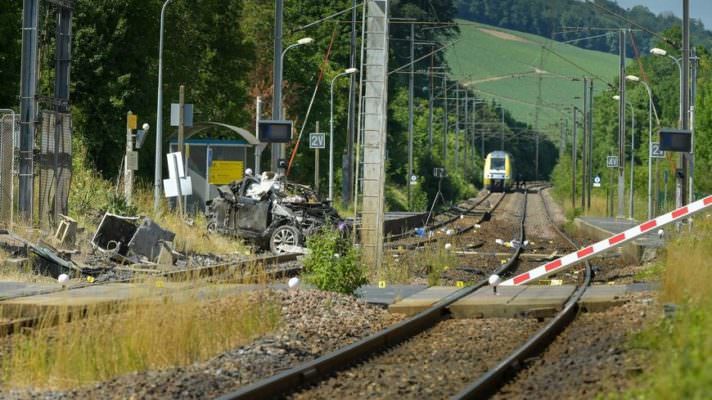 Schianto tra auto e treno regionale: morta una donna e 3 bambini