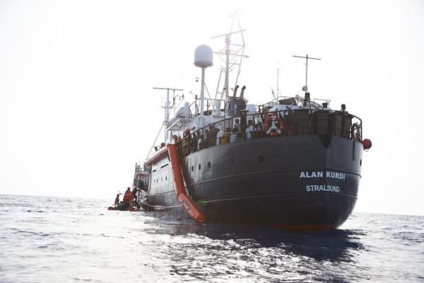 Alan Kurdi, il dramma durante l’odissea verso Malta: 3 migranti collassati per il caldo Alan Kurdi, il dramma durante l’odissea verso Malta: 3 migranti collassati per il caldo
