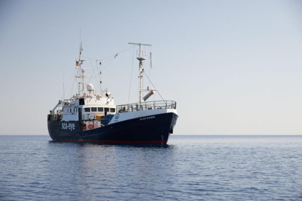 Migranti, “schiaffo” del decreto sicurezza bis alla nave Alan Kurdi: entra in vigore il divieto d’ingresso in Italia