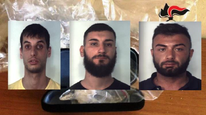 Catania, vedono i carabinieri e lanciano custodia per occhiali con coca e crack dentro: 3 persone ai domiciliari