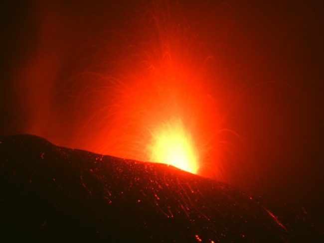Boati, esplosioni e colata lavica, l’Etna regala spettacolo: in aumento il tremore vulcanico – FOTO