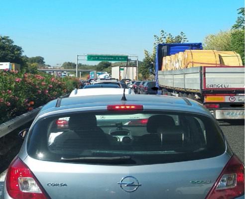Incidente sulla Tangenziale di Catania, mezzo pesante e utilitaria si scontrano: traffico bloccato