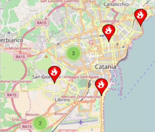 Catania, le fiamme non sono dome: i vigili “combattono” ancora contro gli incendi