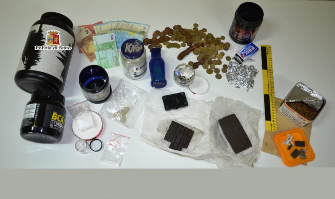 Cane antidroga fiuta un’aiuola “piena” di droga: fermato spacciatore, in manette un Catanese