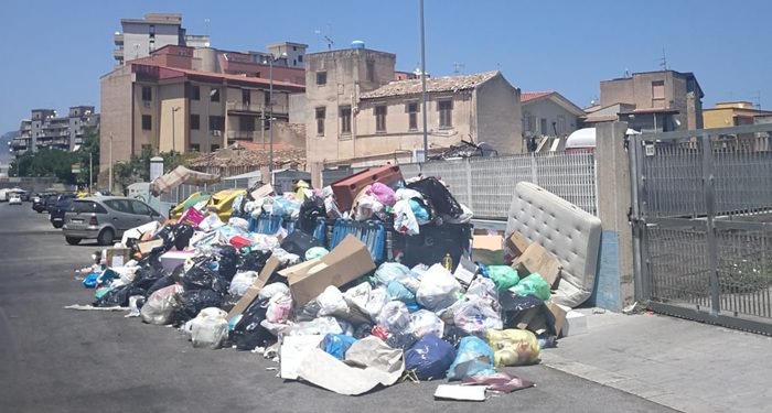 Oltre 10 tonnellate di rifiuti non raccolti a Palermo: emergenza a pochi giorni dalla festa di Santa Rosalia