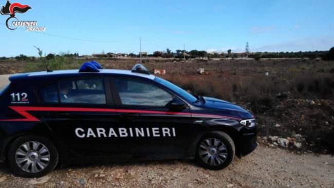 Donna sorpresa a innescare incendio: arrestata piromane 50enne