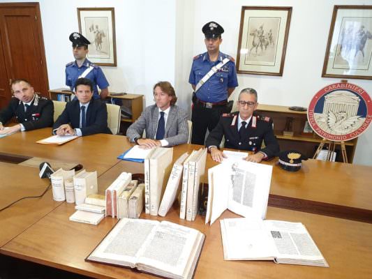 Recupero 342 volumi antichi, “web-blitz” dei carabinieri: un indagato per ricettazione