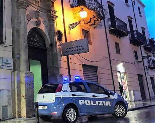Maltrattamenti verso la famiglia, aggredisce e spintona poliziotti: arrestato 37enne