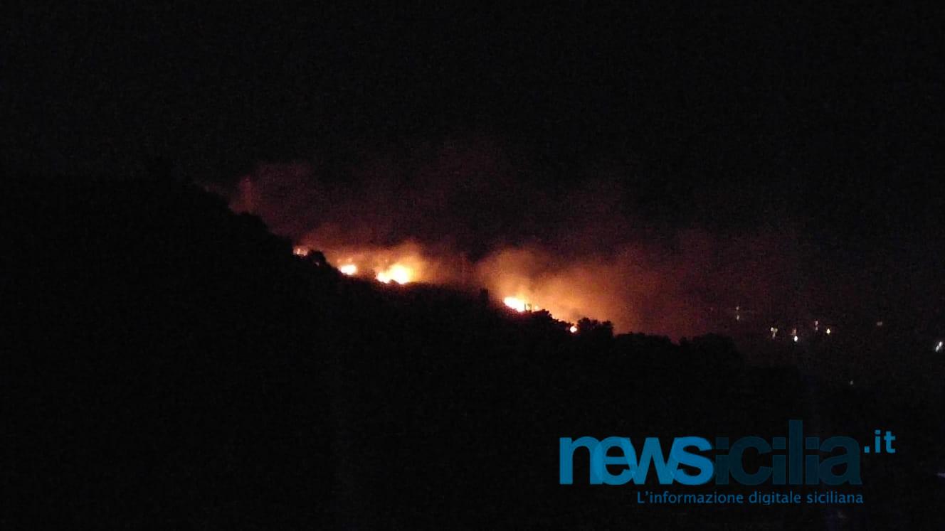 Collina di Vampolieri in fiamme: paura per le abitazioni vicine – FOTO