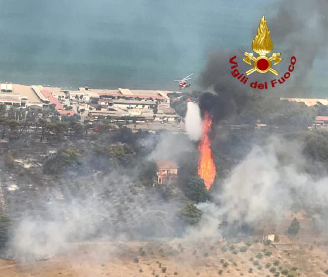Incendi lidi Playa, richieste di aiuto dalla Cgil: “Vigili del fuoco catanesi sono stanchi e arrabbiati”