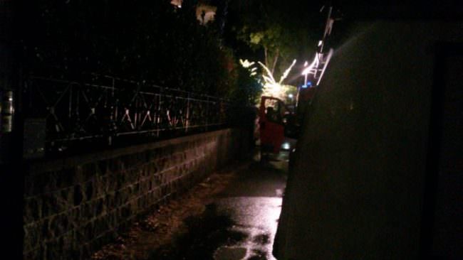 Catania, garage prende fuoco vicino via Santa Sofia: paura tra i residenti