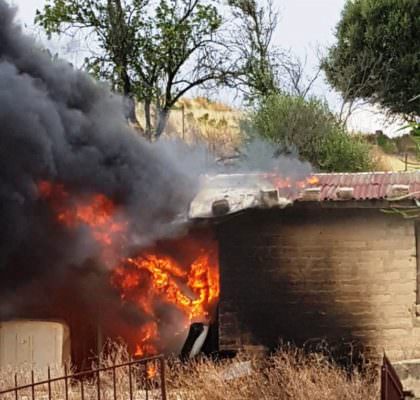 Appicca fuoco alle sterpaglie nel Catanese ma rischia di far esplodere bombola di gas: arrestato 53enne Appicca fuoco alle sterpaglie nel Catanese ma rischia di far esplodere bombola di gas: arrestato 53enne