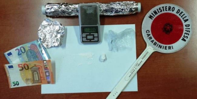 Piazzava la “coca” ai clienti di un chiosco-bar di Catania: arrestato catanese di 21 anni