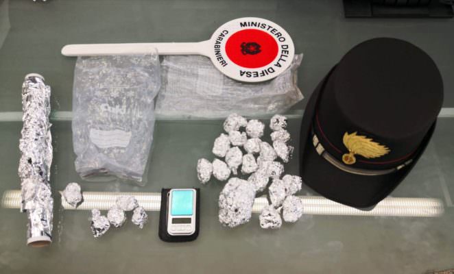 Detenzione per spaccio, un arresto e due denunce dalla Polizia di Stato: sequestrati hashish e marijuana