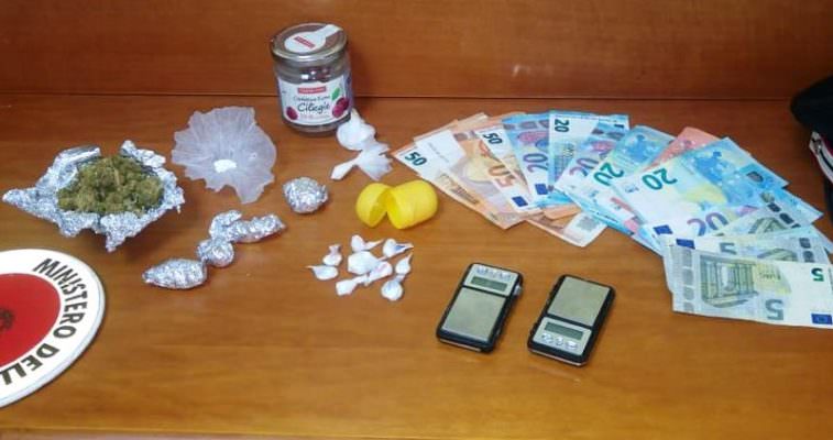 “Coca”, “erba” e denaro dentro l’auto e in casa: ai domiciliari un 42enne del Catanese