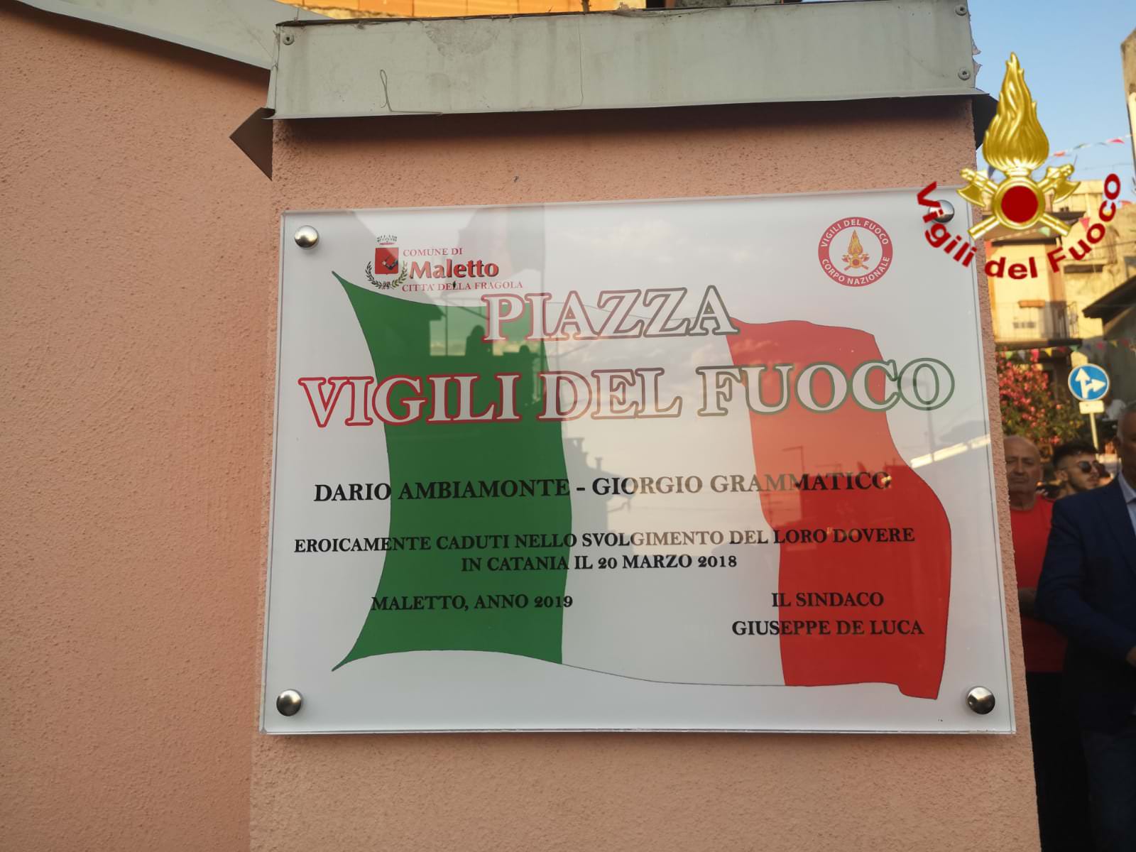 Tragedia di via Garibaldi, intitolata piazza ai vigili del fuoco Dario Ambiamonte e Giorgio Grammatico – VIDEO e FOTO