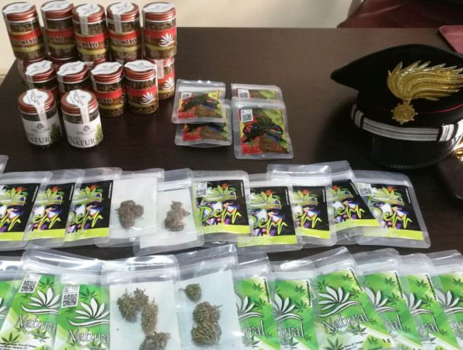 Negozi di canapa light nel mirino: denunciati 4 titolari