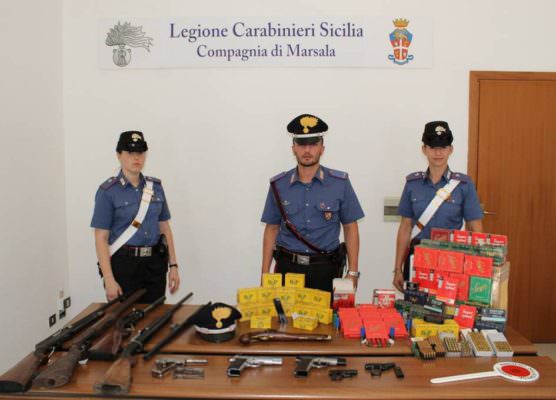 Deteneva illegalmente armi e munizioni da guerra: arrestato 57enne
