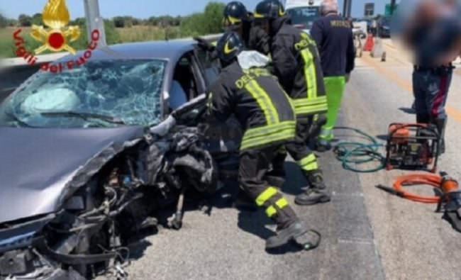 Perde il controllo dell’auto e si schianta sul guardrail del casello di Cassibile: estratto dalle lamiere