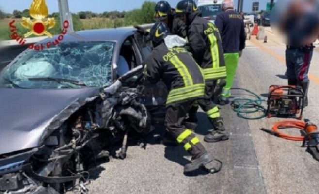 Perde il controllo dell’auto e si schianta sul guardrail del casello di Cassibile: estratto dalle lamiere